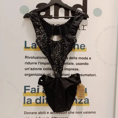Costume intero, base nera con fantasia brillantini multicolor sulla parte superiore, mutanda a vita alta