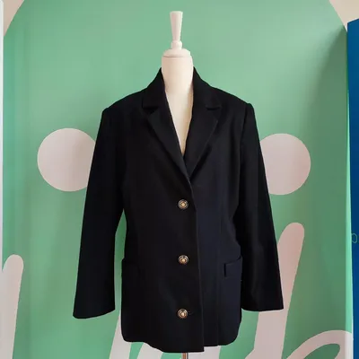 Blazer blu navy, con tre bottoni gioielli, posti frontalmente che consentono l' allacciatura del capo
