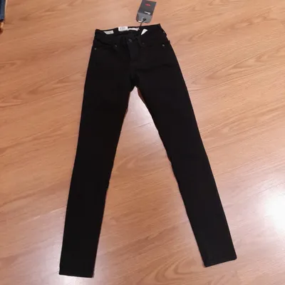 Jeans levis, modello 711, nuovi, con cartellino, hanno solo una leggera macchia, visibile in foto, nella tasca dietro
