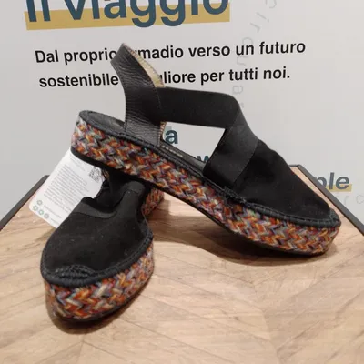 Espadrillas nere, in stoffa, con elastico ed un cinturino in ecopelle per sostenere il piede