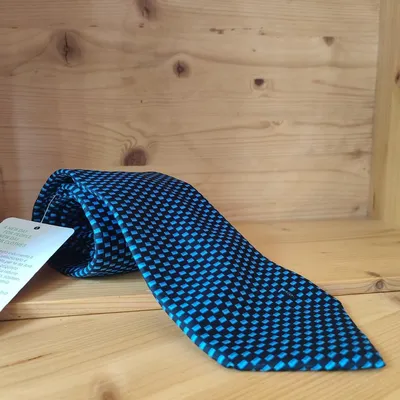 Cravatta Trussardi, motivi a quadretti di colore azzurro su sfondo blu tendente al nero