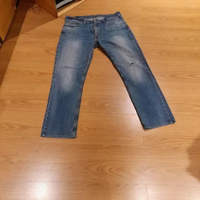 Jeans Levis blu, in cotone, hanno una piccola macchia posteriore, ma del resto sono in buone condizioni, taglia W 36 L 3