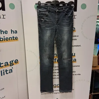 Jeans modello a cinque tasche e gamba dritta. Marca Liu