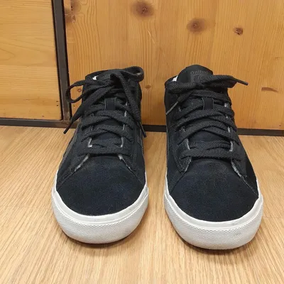 Scarpe uomo Onitsuka Tiger modello Fader, alte alla caviglia,  realizzate in camoscio nero con Interno in pelliccia bian