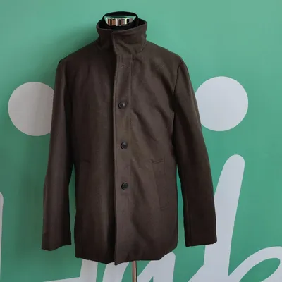 Cappotto Jean Pascale dal taglio elegante e moderno è un perfetto equilibrio tra stile e funzionalità