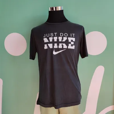 T shirt Nike nera, taglia L, nuova, con ancora il cartellino attaccato