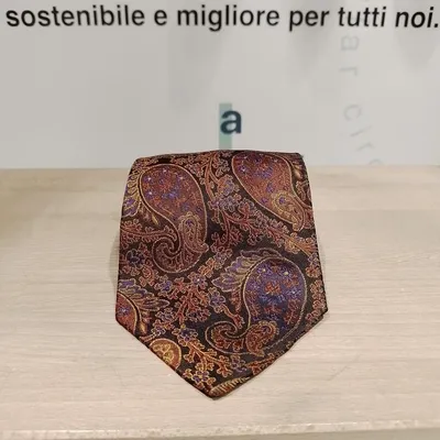 Cravatta Kenzo su sfondo nero, in stile paisley con tonalità gialle viola e arancio