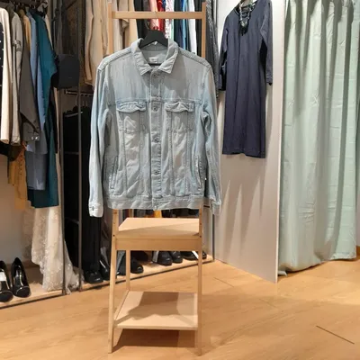 Giacca di jeans, marca Adriano Goldschmeid, ha un leggero difetto, cioè uno strappo in una manica, ma del resto è in ott
