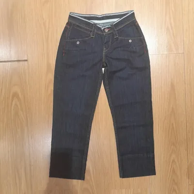 Jeans Levis, lunghezza pinocchietto, blu scuro, in buone condizioni, composti in cotone ed elastane
