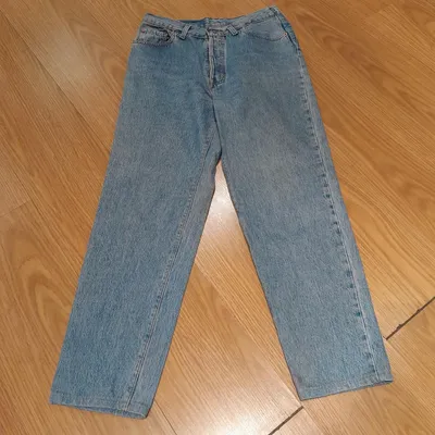 Jeans Levis, dal lavaggio chiaro, in buone condizioni, hanno solo due difetti, visibili in foto
