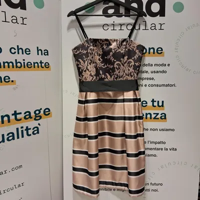 Abito Rinascimento, tg S, colori nero, rosa antico e bianco, effetto lucido