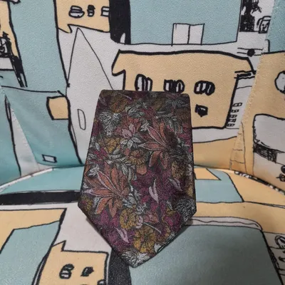 Cravatta Kenzo, multicolor, ha una trama floreale di diversi colori, come il viola, il rosa, il giallo, composta al 100%
