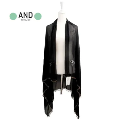Scialle nero, con fiori ricamati in bianco e nero, su tre bordi present dei ricami con perline color oro e nero