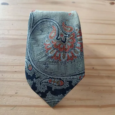Cravatta marca Trussardi, dai colori: grigio scuro, blu e arancio