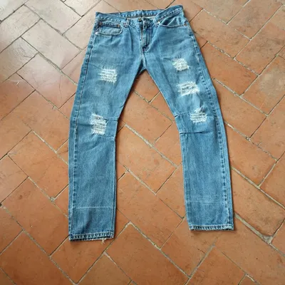 Jeans Levi's 751 in buone condizioni, ha un buco nel cavallo del pantalone