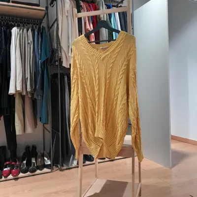 Maglione giallo Avon, con scollo a V, composto al 100% in seta, è in buone condizioni, taglia assente, ma, visibilmente,