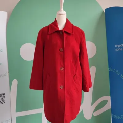 cappotto di colore rosso vintage, taglia M, il nome del brand non è presente purtroppo