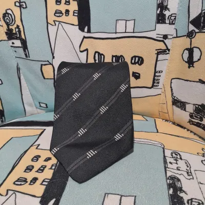 Cravatta Giorgio Armani, 100% seta , di colore nero con strisce diagonali in grigio chiaro e dettagli su tono