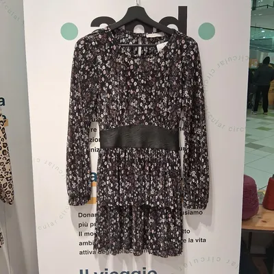 Abito Rinascimento,  taglia xs, colore nero con stampa a piccoli fiori rosa e bianchi