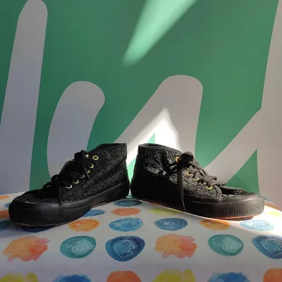Scarpe Superga nere, con anelle dorate, in ottime condizioni, hanno solo un piccolo difetto, visibile in foto