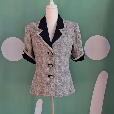 Blazer Avedon, tg 42, color grigio, bianco con bordi blu scuro, Chiusura a tre bottoni in plastica grandi, revers classi