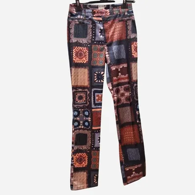 Pantaloni a gamba dritta a vita medio-bassa. Marca Moschino Jeans