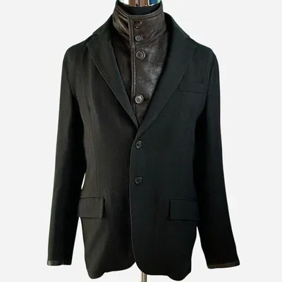 Blazer originale Prada, è un capo di alta moda che unisce eleganza e versatilità