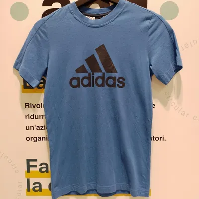 T-shirt a maniche corte con logo nero Adidas al centro