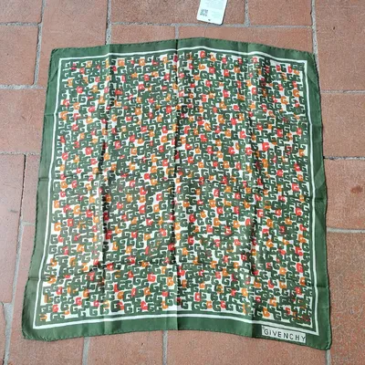 Foulard Givenchy 58x56, fantasia logata multicolor su sfondo bianco e verde oliva