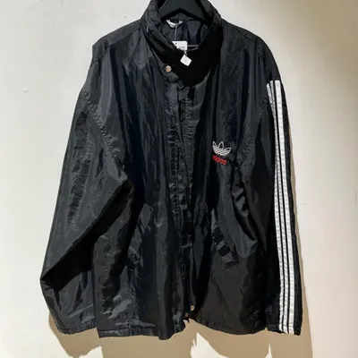 Giacca modello tecnico sportivo. Marca Adidas