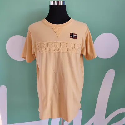 T shirt gialla, marca Napapijri, in buono stato, ha solo una leggera macchia, visibile in foto che, probabilmente, lavan