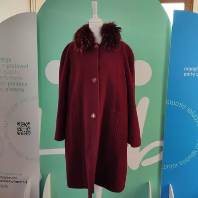 Cappotto vintage, color borgogna con la pelliccia del medesimo colore con qualche sfumatura nera, ha dei bottoni molto p
