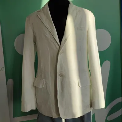 Blazer bianco Armani Jeans, taglia 50, ha una piccola macchia nel retro ma è in buone condizioni, e un leggero difetto n