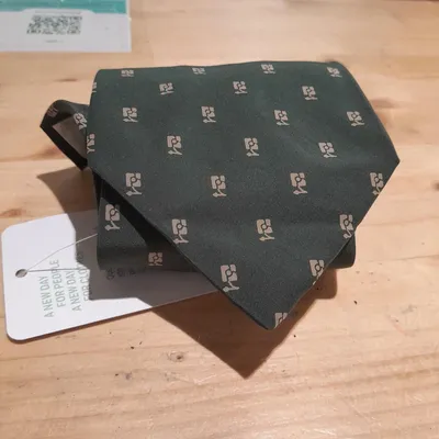 Cravatta Yves Saint Laurent, verde, con decorazioni beige, in buone condizioni,  composta in seta