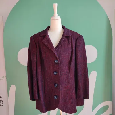 Blazer sartoriale con spalline, di tessuto tipo boucle fondo bordeaux e trama fitta di fili rossi e blue, dall'effetto q