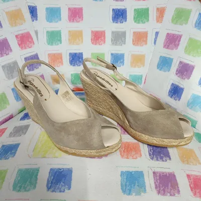 Espadrilles con zeppa, colore tortora, scamosciate, numero 38, chiusura con laccio e gancetto dietro al tallone, altezza