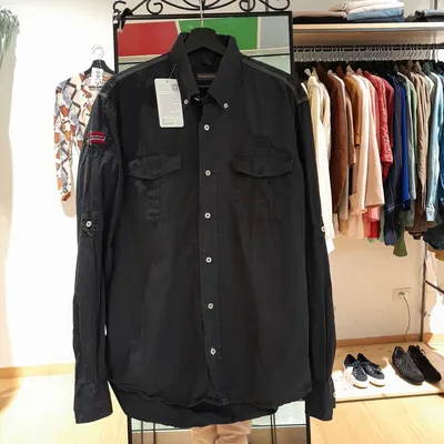 Camicia Napapijri, blu scura con due tasconi davanti, sopra una tasca è cucito il logo e sulla manica sinistra è cucito