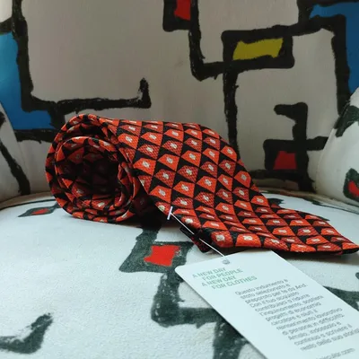 Cravatta Yves Saint Laurent Paris, fantasia con triangoli dalle varie tonalità di rosso