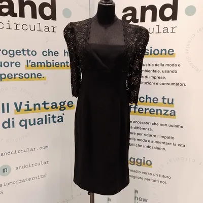 Abito con manica a tre quarti lievemente a sbuffo. Marca Mangano