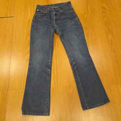 Jeans Levis, blu, che si allaccia tramite bottone e cerniera