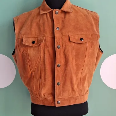 Gilet vintage in pelle scamosciata di color cammello, con delle lunghe frange sul retro