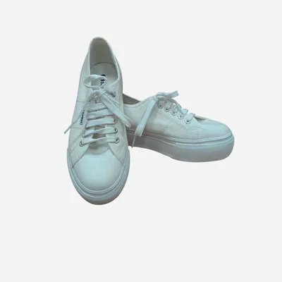 Scarpe sneaker con stringhe. Marca Superga