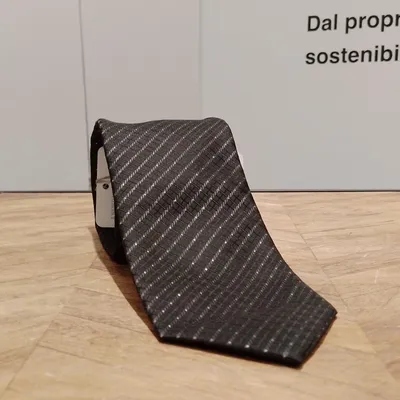 Cravatta Egon Von Furstenberg, colore nero con fantasie geometriche e piccoli punti luce color argento che la rendono mo