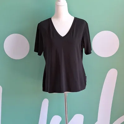 T-shirt con scollo a V. Marca Per Te By Krizia