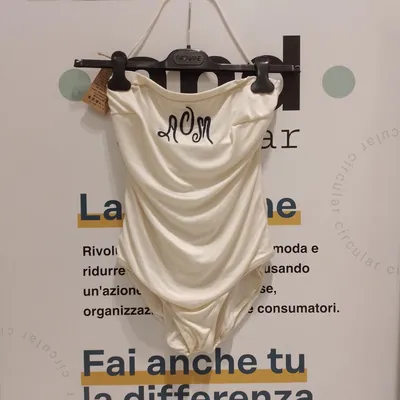 Costume intero, color bianco perla con scritta centrale, laccio al collo