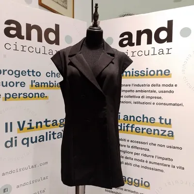 Giacchettino lungo, nero, senza maniche, marca Rinascimento