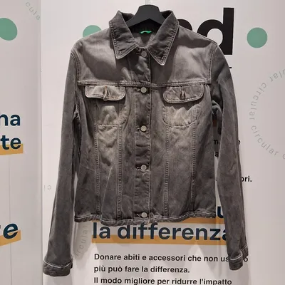 Giubbotto in Jeans da donna. Marca United Colors of Benetton