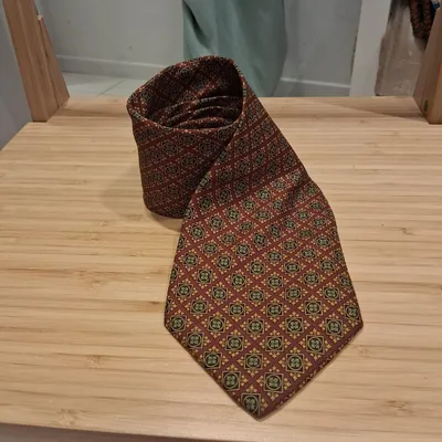 Cravatta Rive Gauche, pura seta 100%, colori predominanti bordeaux e giallo