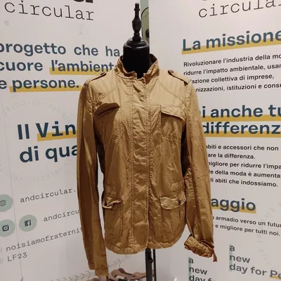 Giacchetta adatta per la stagione primaverile o estiva color senape di Hugo Boss, la composizione non è presente, ma al