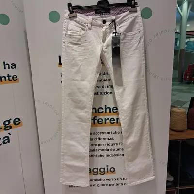 Pantalone a vita bassa modello regular. Marca Silvian Heach